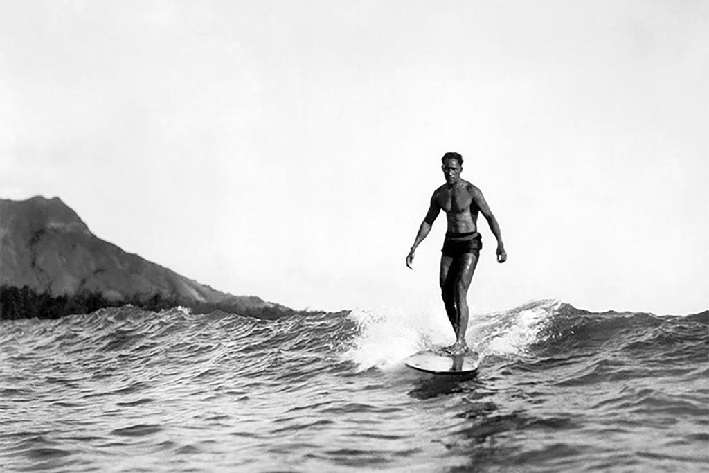 Duke Kahanamoku, considerato l’inventore del surf moderno, fu il primo a sognare di portare il surf ai Giochi Olimpici.